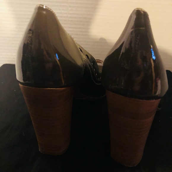 Women hunter green heel shoes. Size 8 - Picture 3 of 5